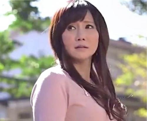 【四十路】 母の友達と不倫SEX…海外から帰りの淫猥美魔女と口づけを。