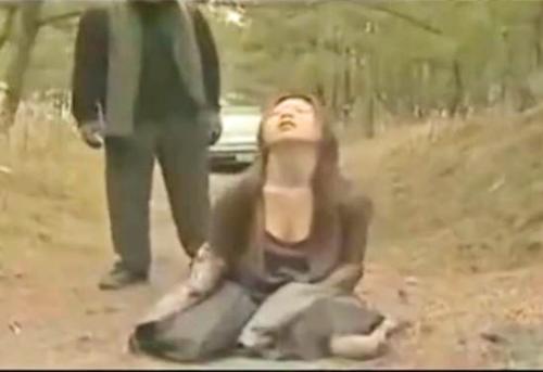【ヘンリー塚本】三十路のぽっちゃりした人妻を山の中で薬物を使い眠らせレイプする昭和の婦女暴行事件。