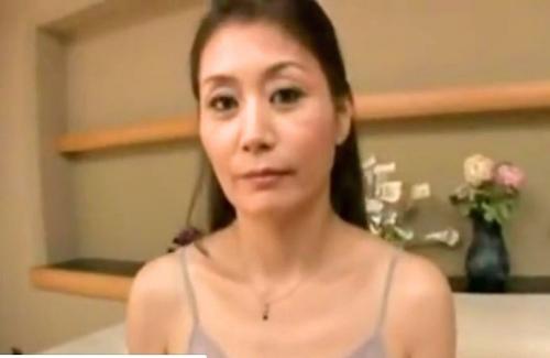 【初撮り熟女】中出しされたスレンダー美乳でマン毛が剛毛な人妻！美しい顔でセックスが大好きな淫乱熟女の寝取られの現場。