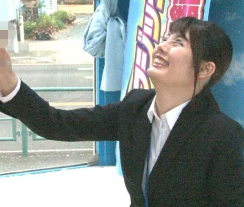 【SOD女子社員×佐藤カレン】MM号で新人ADをハメる！激しすぎるピストンで股間から愛液がたらり…