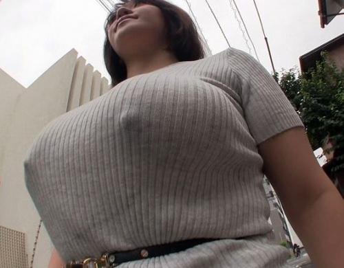 【杏美月×痴漢】タイトスカートのパンツラインとツンと勃った爆乳乳首の美女を電車で痴漢！