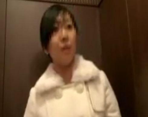 エロオーラが漂うセレブ人妻を土下座でナンパ♡最初は帰りたがってたのにマン汁を垂らして発情してる