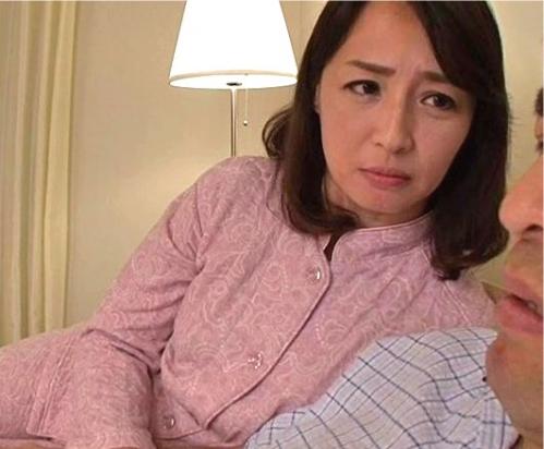【近親相姦】息子のチンポ弄りが気になって仕方がない淫乱熟女母…チンポジ直すついでにとしゃぶりはじめる！