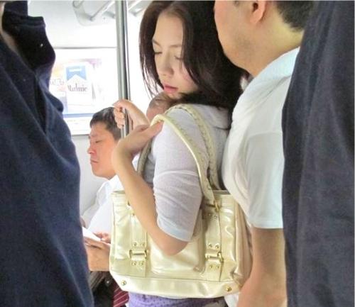 【織田真子】執拗に追いかけてくる痴漢魔に犯されてしまう巨乳熟女妻！レストランで出会った最悪な男。