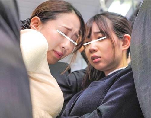 【母娘レイプ】満員電車で無理やりオチンポ挿入される熟女母とその娘！お口いっぱいの精子を大量ぶっかけ！