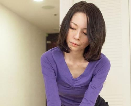 出張マッサージのおばさんがセンズリ鑑賞で発情！ノリで口説いたら淫乱メス覚醒でセックス突入♪