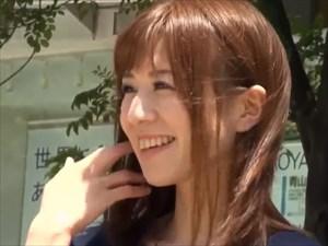【若妻ナンパ】笑顔がカワイイ素人熟女をアンケートで車内へ連れ込みデカマラでNTRセックス♡乳首を摘んだら声が出ちゃう♪