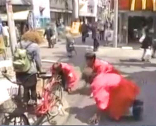 【レッド突撃隊】突撃土下座ナンパ！「お願いします！おっぱい見せてください！」奥様、JDをナンパして公衆トイレで脱がす！