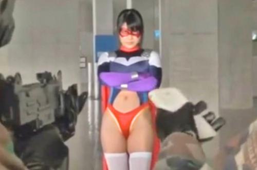 【ヒロイン】ムッチリ巨乳でデカ尻の豊満なコスチュームの女性が悪の銃弾をはじき返し敵を退治する！