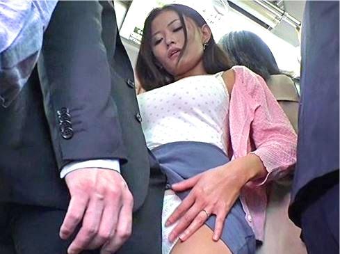 バスで見つけたミニスカ人妻！満員密着でパンパンに勃起したオチンポを擦りつけたら発情しちゃった…