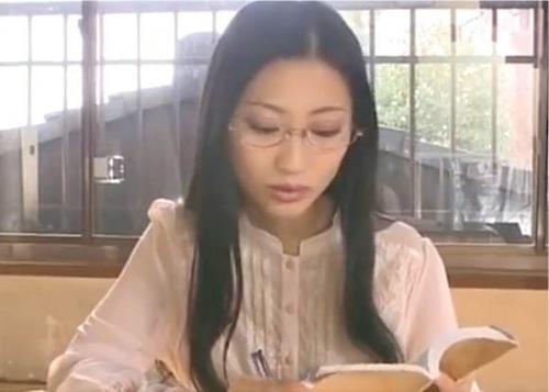 【壇蜜】セクシー女優がツルツルオマ○コに食い込んだきわどい衣装で卑猥な姿を晒す！