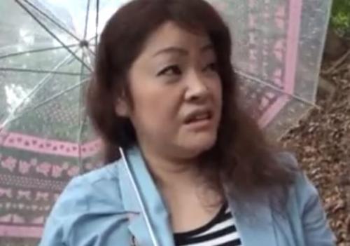 デカ尻巨乳六十路おばさんをレズがナンパ♡おっぱいぽろりして乳首を執拗に責める！