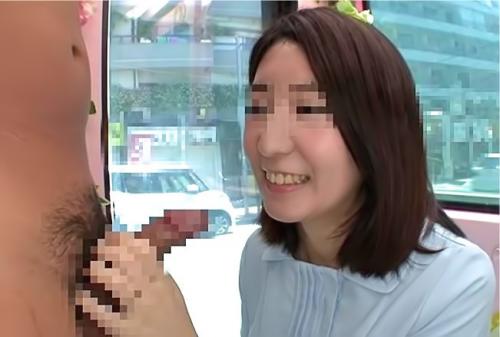 【熟女ナンパ】「おっきなチンポ…もう耐えられない！」仕事中なのにOLたちはMMで発情する