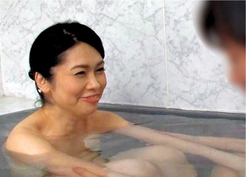息子の友人に無理やり犯されてしまう熟女妻、母としての仮面を引き剥がされた彼女は女の悦びを選んだ