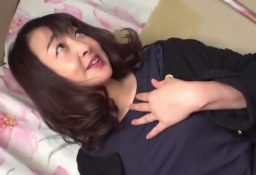 【人妻ナンパ】五十路美魔女が若い男とランデブーｗバイブ責めで我慢できずにチンポへ手を伸ばす！