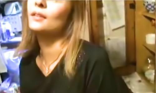セックスにご無沙汰なシングルマザーが家でマンビラさせて男を誘惑、家にお邪魔してヤリまくり！
