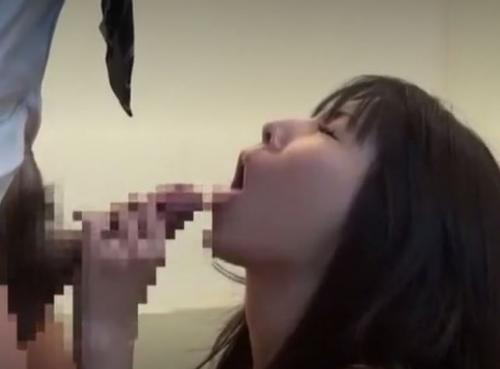 【人妻】ミニスカパンチラで夫の部下を誘惑するドスケベ熟女ｗお風呂でこっそりチンポをしゃぶる！