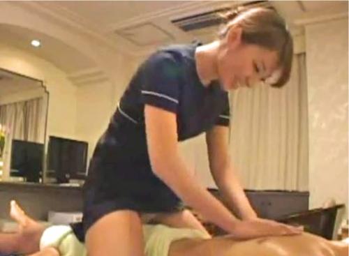 マッサージが卑猥すぎる熟女妻…パンチラしながら股間に擦り付けて前後運動！ムクムクしちゃう！