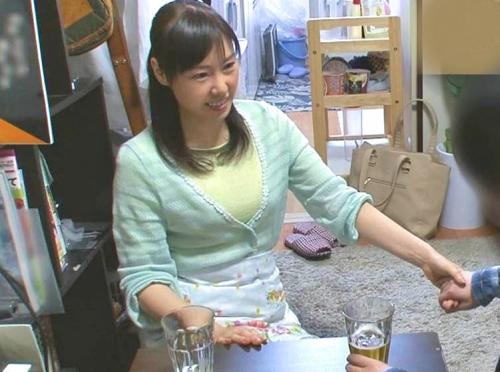 【中出し、熟女】家事代行サービスのカワイイ巨乳のおばさんにセックスを強引にお願いすると、まさかの膣内射精まで暴発！