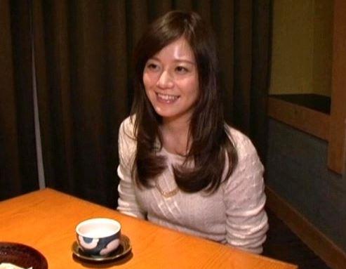 【不倫】欲求不満の人妻熟女と二人で温泉旅行！仕事のストレスを解消するために男優とパコる！