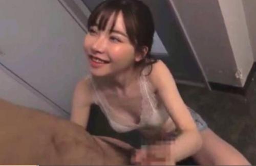 【深田えいみ】スレンダー美巨乳の淫乱なOLが上司を誘惑して性的なサービスを強引に行う！