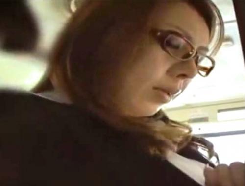 爆乳ぽっちゃりメガネOLが電車で痴漢レイプ！ムッチリ尻肉を揉みまくり上のお口にマラ挿入！