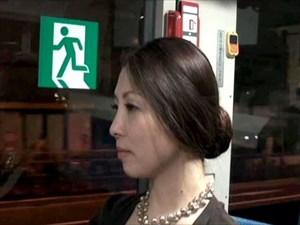 【ヘンリー塚本】献身的な熟女母が夫を、子を裏切り肉棒だけを求める快楽に溺れたメスとなる