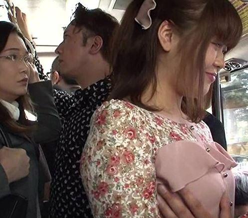 【痴漢】欲求不満のOLが濃厚ベロチューを見せつけ同乗していた既婚者を強制的に欲情させる！