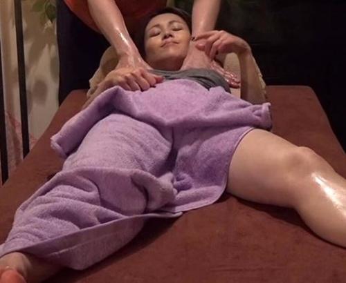 【熟女】「こんなの初めてっ♡」媚薬オイルマッサージで未知の快楽に喘ぎまくり絶頂する人妻ｗ放置されて股が疼く…