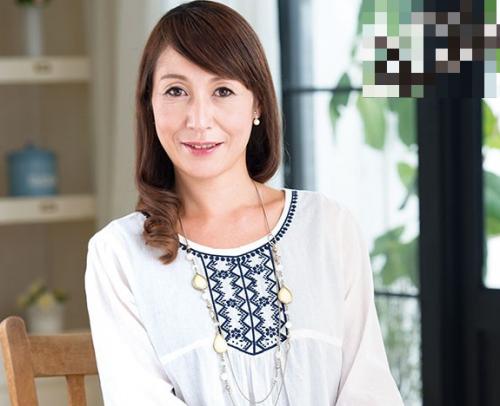 【初撮り×センズリ鑑賞】五十路人妻熟女がチンポを前に性欲復活！相互オナニーで熱を帯びていく身体…