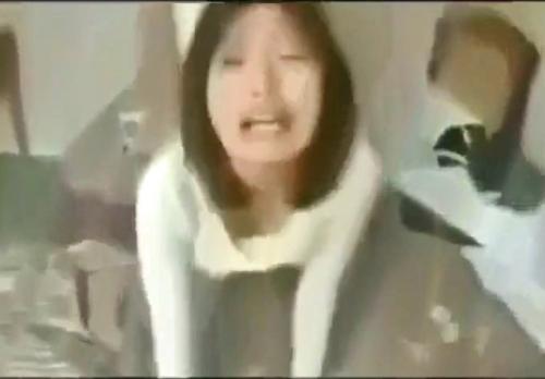 【個人撮影】画質の粗さがリアル過ぎる！夫の前でNTRされ謝りながら絶頂を迎える淫乱な人妻。