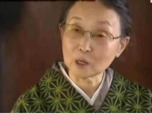【ヘンリー塚本】この熟女は無理・・・？童貞の四十路息子を心配する七十路の母。巨乳の嫁の膣内にしっかり生挿入してますよ！！