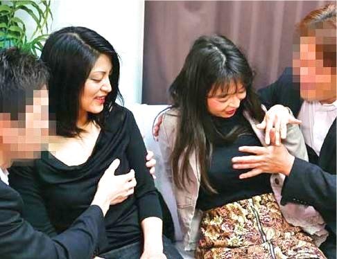 【人妻熟女】美しすぎる美魔女二人組みをナンパ！欲求不満にオチンポが効きすぎて発情乱交不倫！