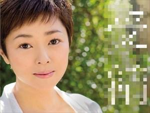 【小松千春】元芸能人の四十路美魔女人妻が男根をぬるりとなめあげて…バックの激しいピストン運動で激イキ