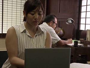 ぽっちゃり熟女人妻が義父との不倫セックス、彼の優しさに惹かれて身体を許してしまう…旦那は刑に服しているのに！