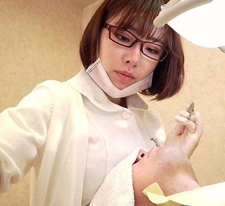 【深田えいみ】歯科助手のおっぱいが顔に当たって治療に集中できない患者ｗ大胆なエッチでフル勃起サイレントセックスｗ