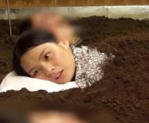 【企画】「出られない…？」砂風呂に埋まった浴衣姿の美女にいたずらする男！デカ尻を揉みまくり電マ責め♡