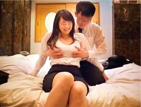 【一般素人モニタリング】尊敬するべき人妻熟女OL上司とその部下が二人っきりのラブホ宿泊で起こすこととは…