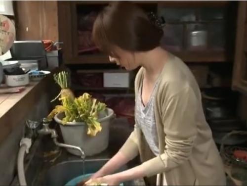 【ヘンリー塚本】三十路の巨乳妻が中年の隣人と不倫！今日もノーブラで膣内を濡らしながら主人の居ない間に浮気セックスをする。