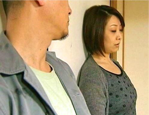 【ヘンリー塚本】若い男のザーメンを飲み干したくて仕方がないドスケベ熟女人妻