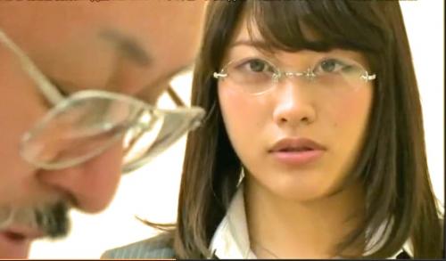 【ヘンリー塚本】眼鏡の美人キャリアウーマンの潮吹きは必見！上品な見た目とは裏腹に顧客に抱かれイキ果てる淫乱女。