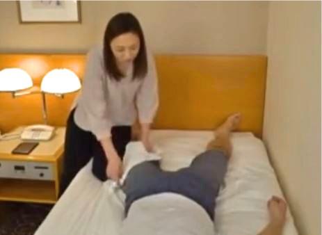 出張マッサージを頼んだらフェロモンムンムンな淫乱熟女妻が出てきたのでオチンポ発情ハメ撮りしてやった！