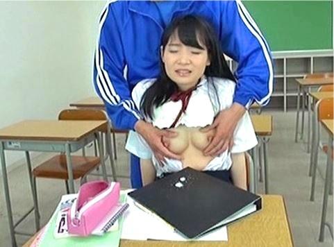 【JK】この若さでおっぱいミルクを噴出しちゃう制服美少女！尖った感度のいい乳首からピュッ！