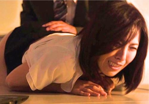 【ながえスタイル】入院費を工面するために会社のお金を横領した人妻熟女！まさかの上司にバレてしまい…
