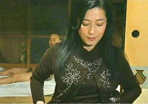 【ヘンリー塚本】巨乳でデカ尻の盲目の四十路熟女、爆乳で巨尻の娘を寝取る性欲の強い中年男との昭和のエロチズム。