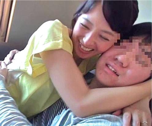 【人妻熟女】奥様が仕事を休んですることは童貞くんの若チンポを筆おろしすること！