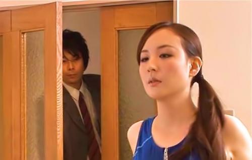 【冴島かおり】巨乳義母の汗だく運動姿にムラムラしてしまった義理の息子、押し倒して母子相姦不倫SEXする