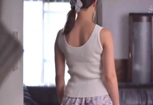 【中出し、団地妻】のぞかれたオナニー姿のスレンダーな美人妻と絶倫の中年の男の不倫セックス！