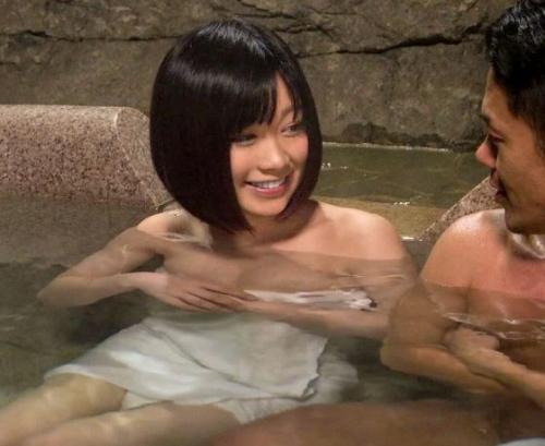 【カップル×温泉】可愛すぎる彼女が混浴風呂で他人棒に堕ちていく様を隠し撮り…僕は勃起を隠せないでいた。