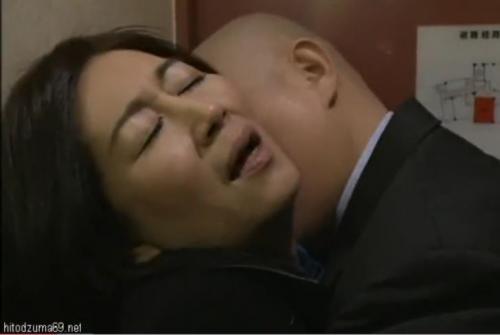 【ヘンリー塚本】汝鳥すみか。不倫・・・。五十路となっても旦那以外の男根を膣内に欲しがる淫乱な人妻の浮気現場。